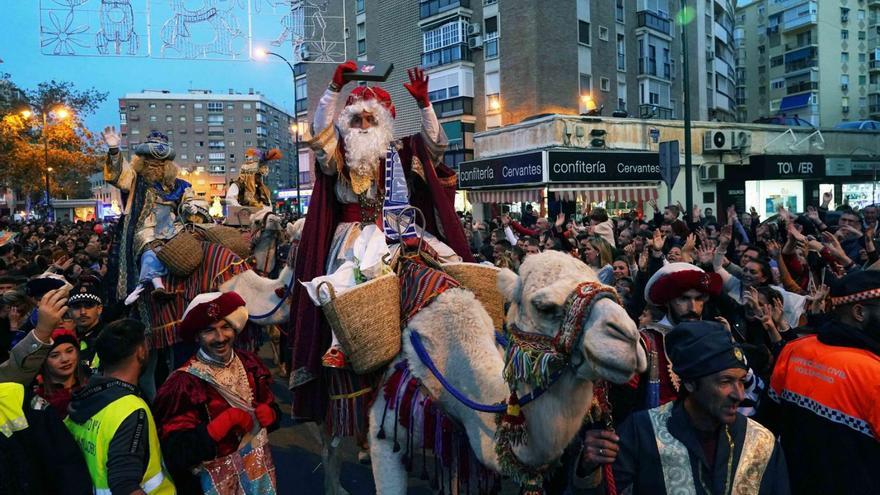 Los Reyes Magos reparten ilusión en Miraflores y Cruz de Humilladero