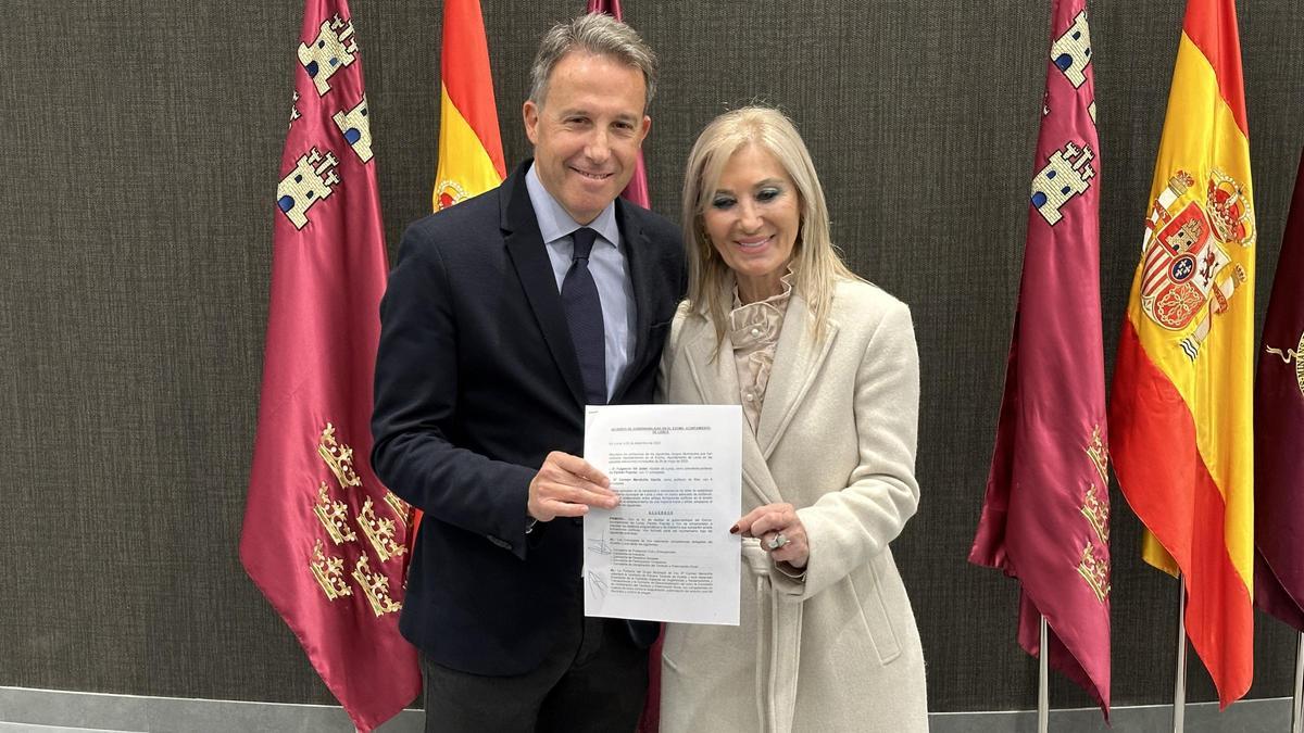 Fulgencio Gil y Carmen Menduiña posan con el acuerdo firmado entre los dos partidos.