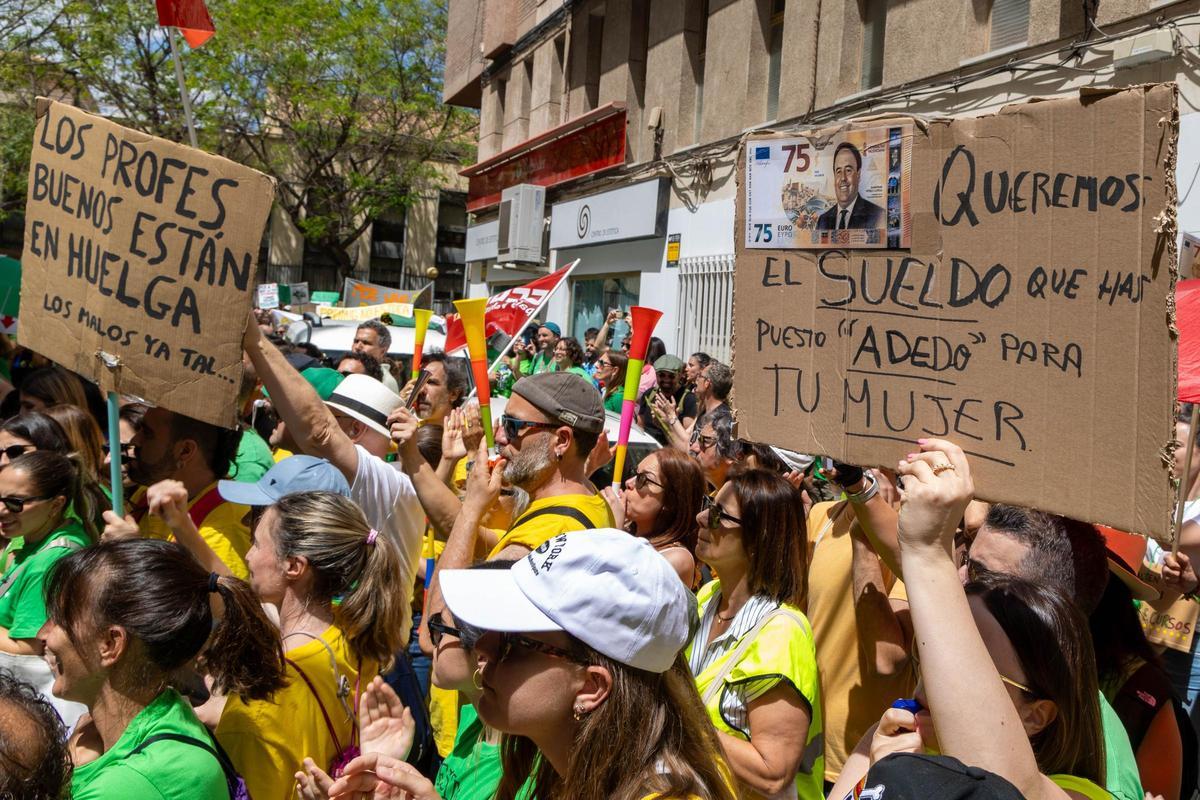 Profesores de Alicante durante una de las primeras protestas de la huelga