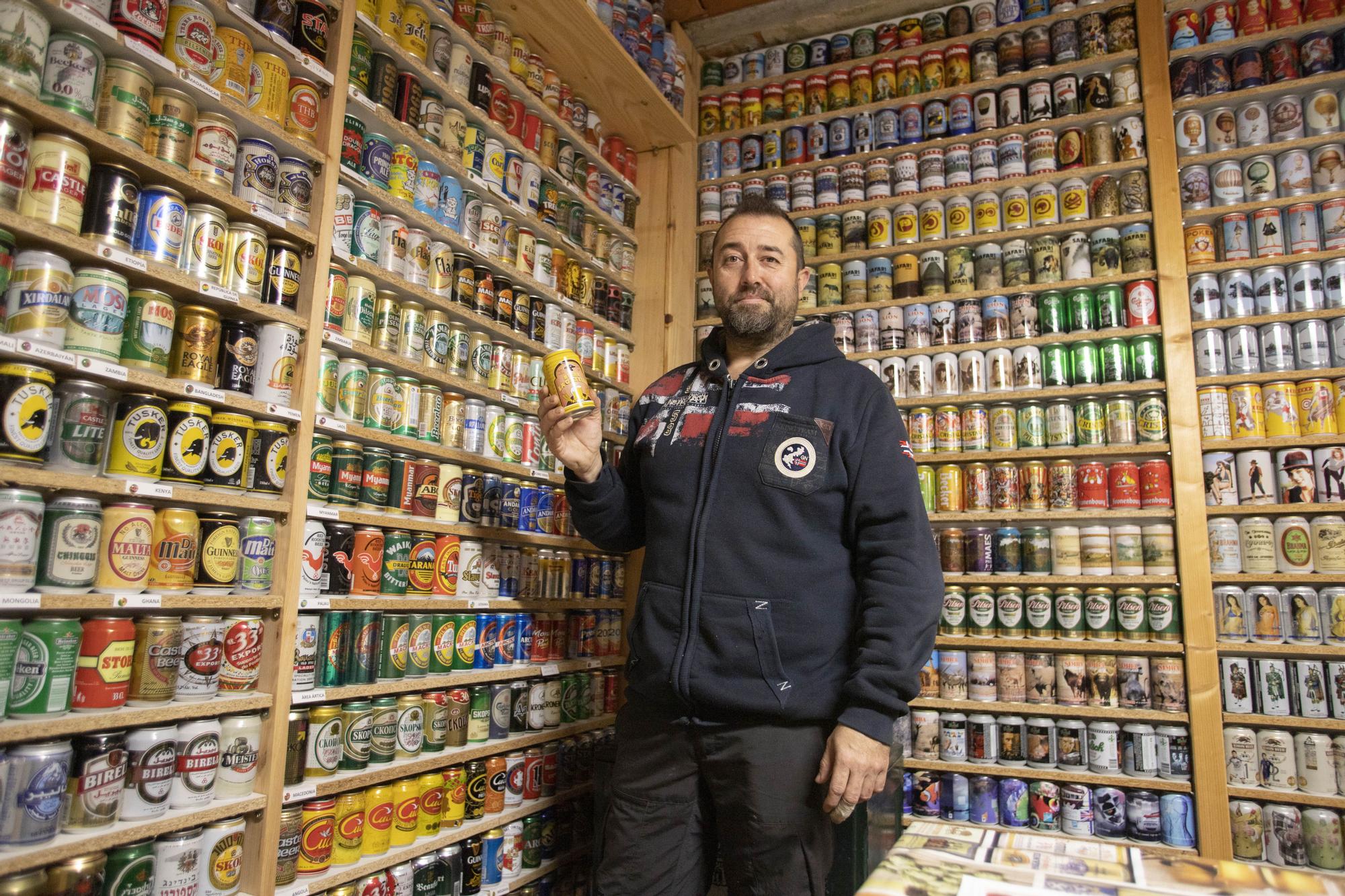 David Fortea atesora en Quesa la mayor colección de latas de cerveza de España