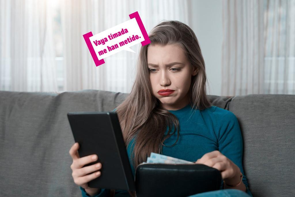 Chica agobiada mirando su cuenta de Aiexpress