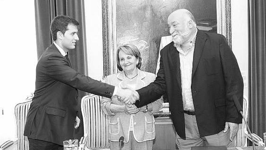 José María Pérez y Ricardo Álvarez se saludan ante la mirada de Paz Fernández Felgueroso.