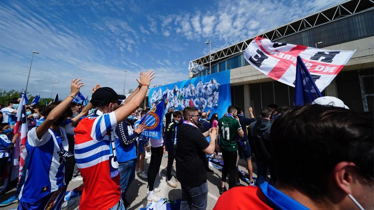 Parte de la afición festejó el ascenso en los aledaños del estadio