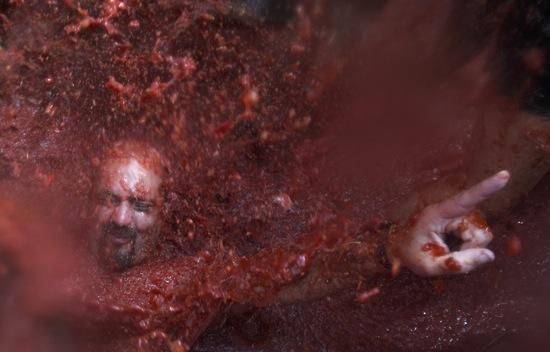 Impactants imatges de la Tomatina de Bunyol