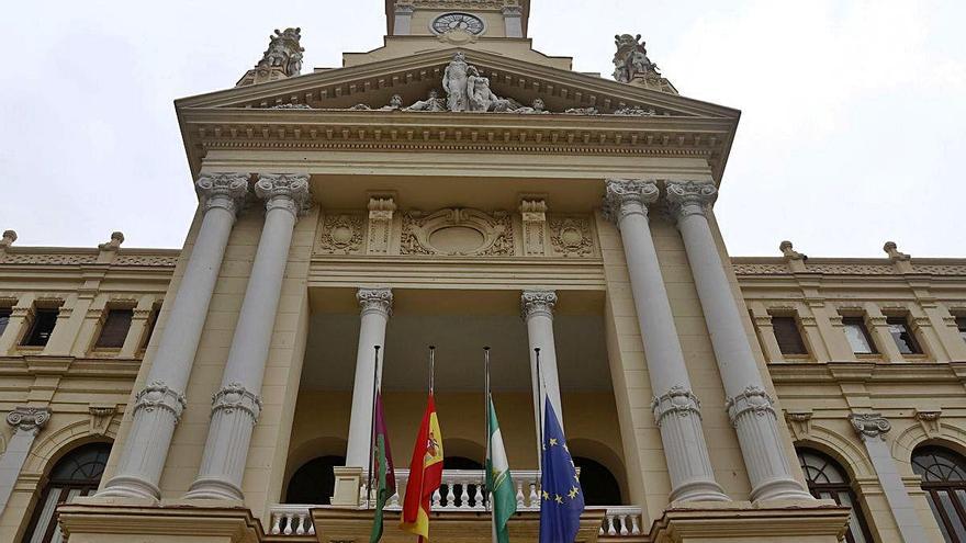 Las banderas del Ayuntamiento de Málaga ondean ya a media asta en señal de duelo por las víctimas.