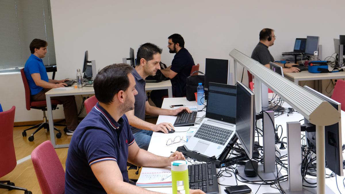 Empleados trabajando en una empresa informática valenciana, en una imagen de archivo.