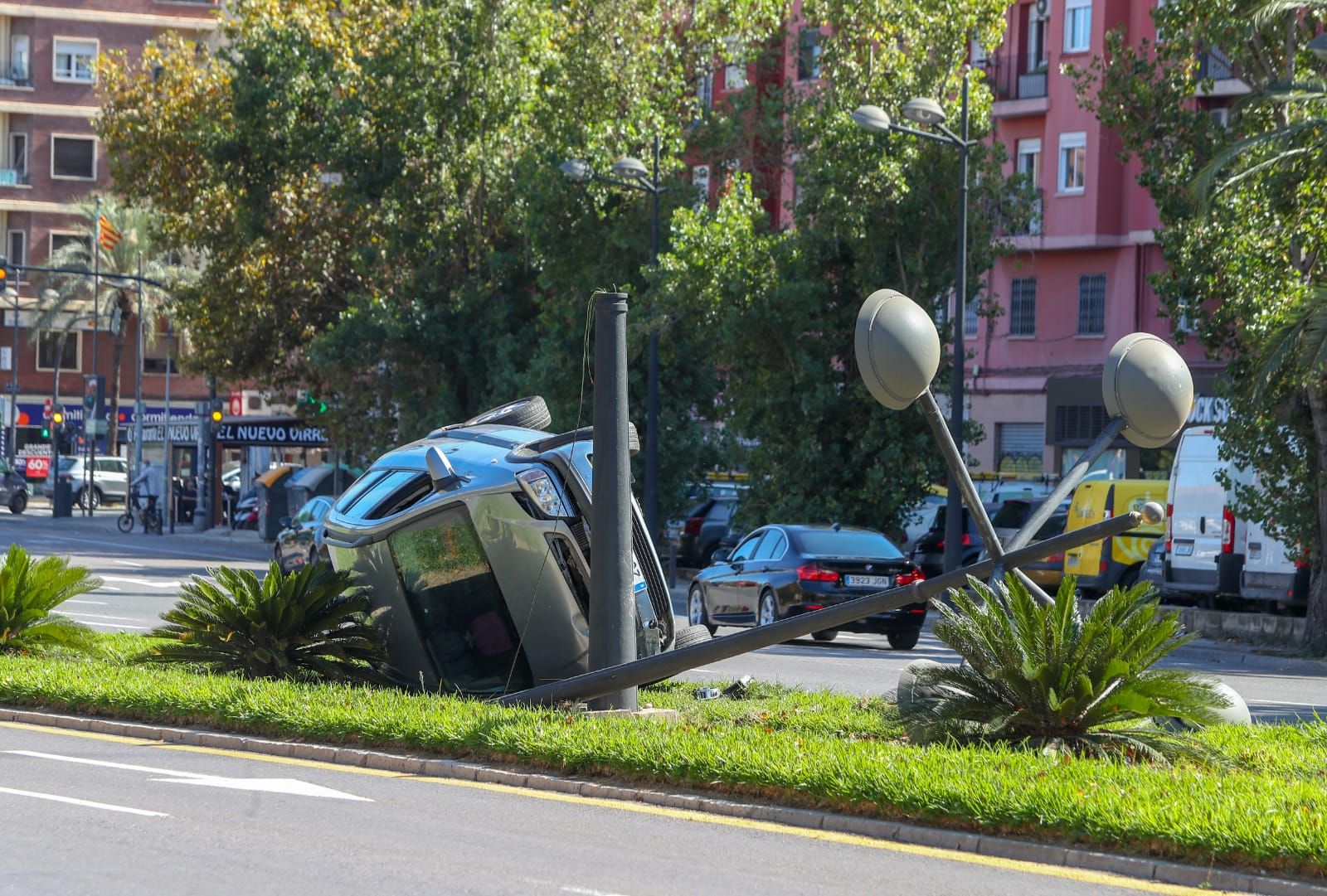 Espectacular accidente en la avenida Blasco Ibáñez de València