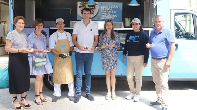El alcalde y cuatro ediles visitaron el puesto, al mediodía de ayer.