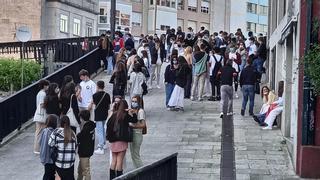 Aglomeraciones en el Casco Vello de Vigo en la primera jornada sin toque de queda