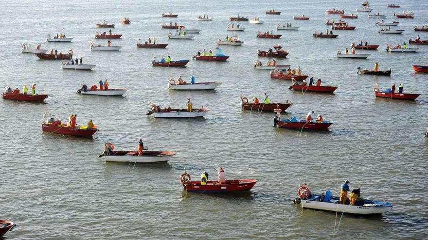 Mariscadores a flote en O Bohído, en una imagen de archivo. // Iñaki Abella