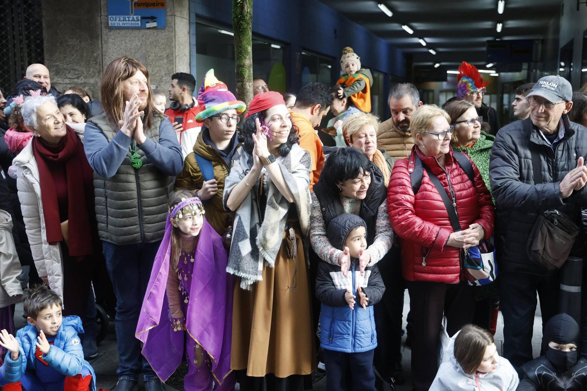 Santiago disfruta del tradicional desfile de Martes de Entroido