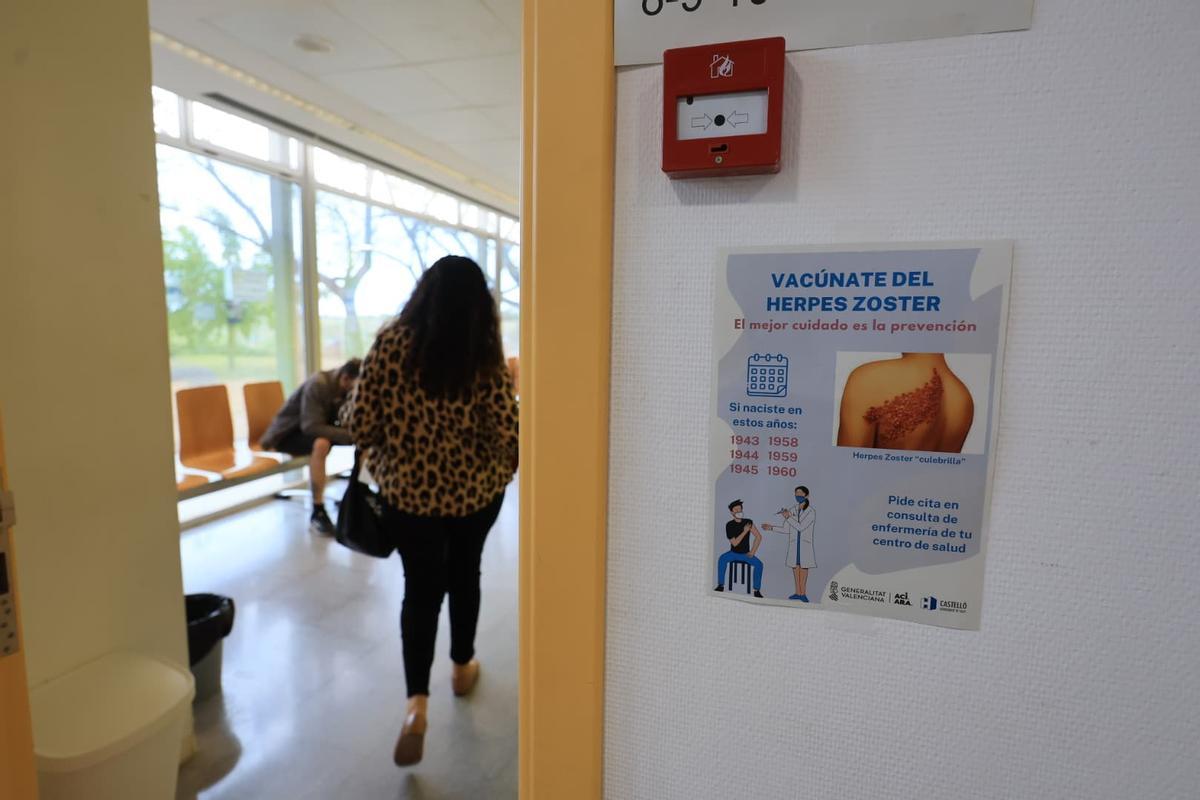 Centro de salud de Castelló con un cartel informativo de la campaña.