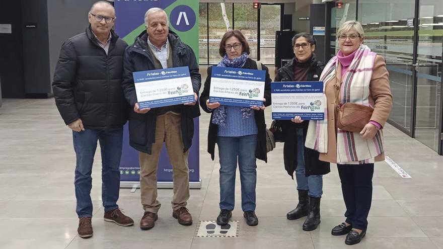 La Feira do Galo entrega 3.750 euros a Cáritas | FIRMAFOTO