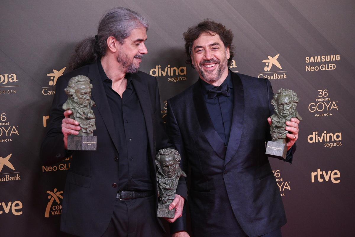 El director Fernando León de Aranoa y el actor Javier Bardem posan con tres de los Goyas que ha obtenido 'El buen patrón' en la 36ª gala de los Premios Goya, en el Palau de les Arts de Valencia, a 12 de febrero de 2022, en Valencia