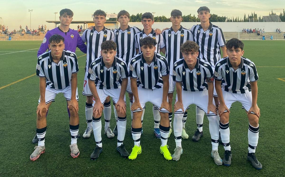 El equipo inicial del juvenil B del Castellón en el campo del Atlético Burriana.