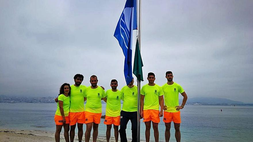 Socorristas con la bandera azul en O Con en un anterior verano.   | // G.N.