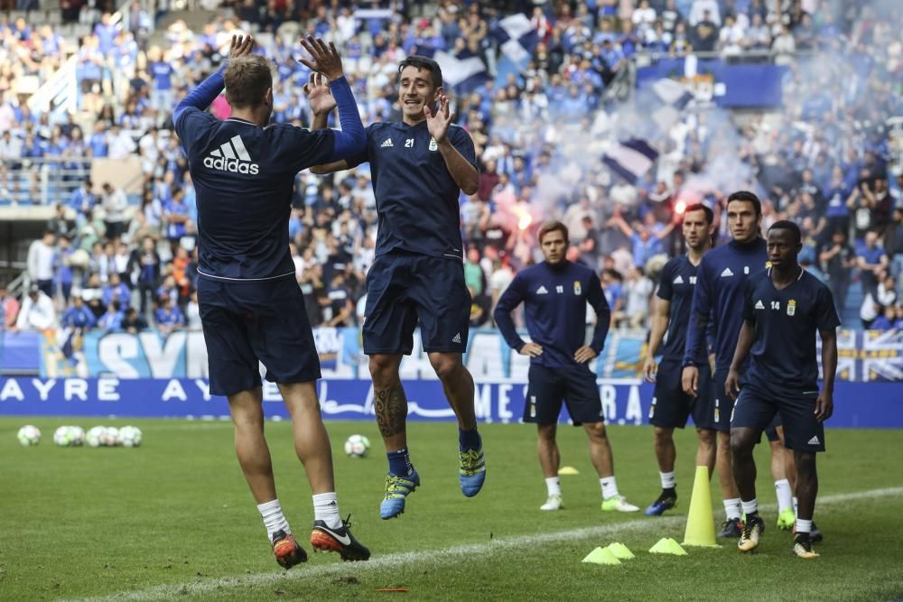 2.500 aficionados del Oviedo apoyan al equipo antes del derbi