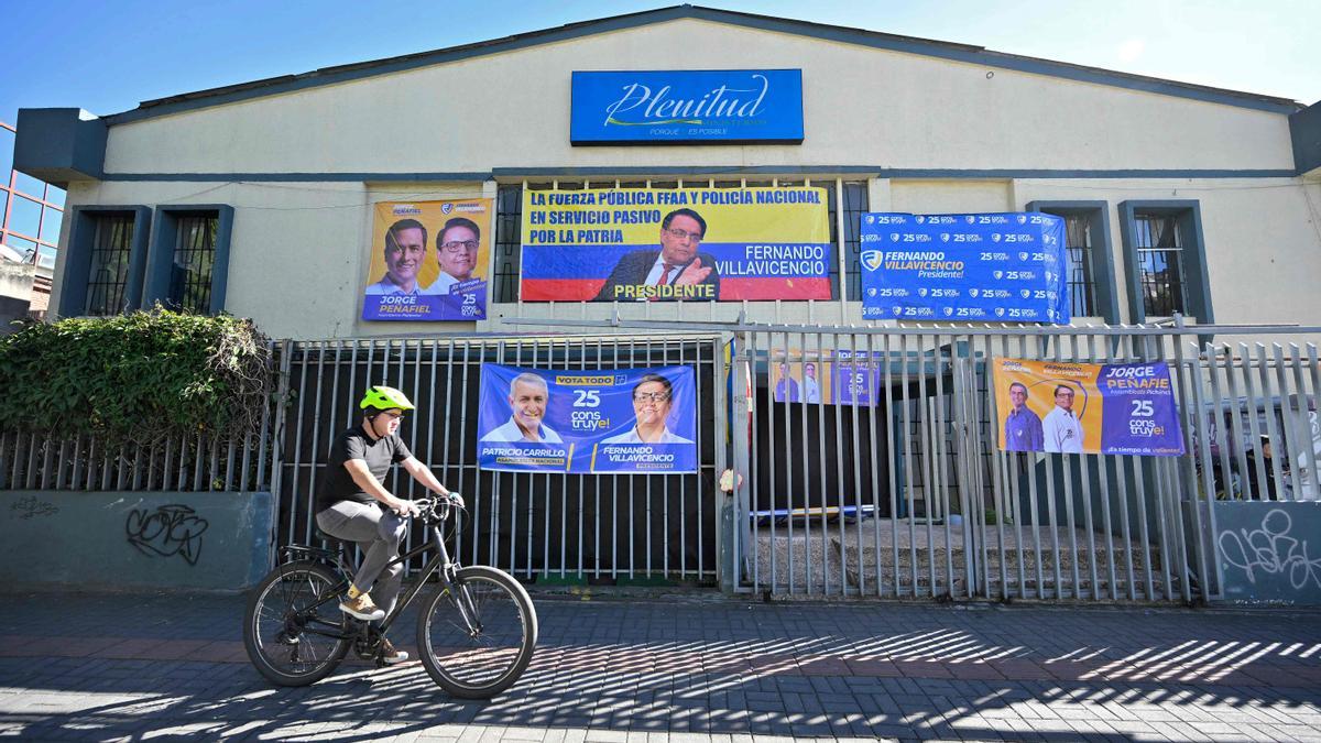 Un ciclista pasa junto al polideportivo en el que el candidato a la presidencia de Ecuador Fernando Villavicencio dio su último mitin antes de ser asesinado, este jueves en Quito.
