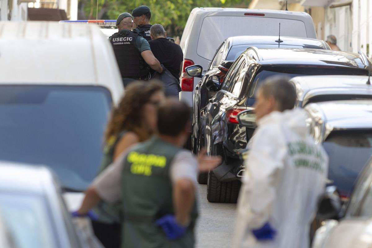 La Guardia Civil registra el domicilio del detenido por el doble crimen de Mijas La Guardia Civil registra el domicilio del detenido por el doble crimen de Mijas