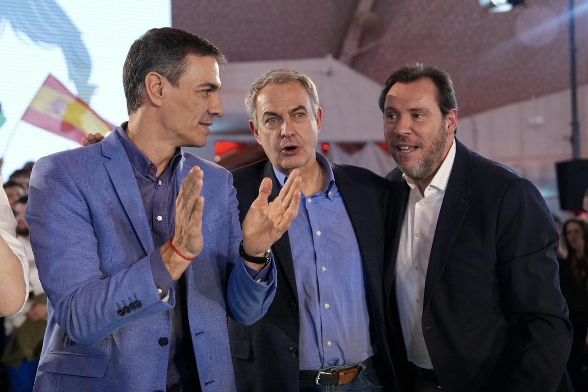 Pedro Sánchez, el expresidente José Luis Rodríguez Zapatero y el ministro de Transportes, Óscar Puente, en el cierre de la campaña electoral el 13 de marzo en Valladolid.