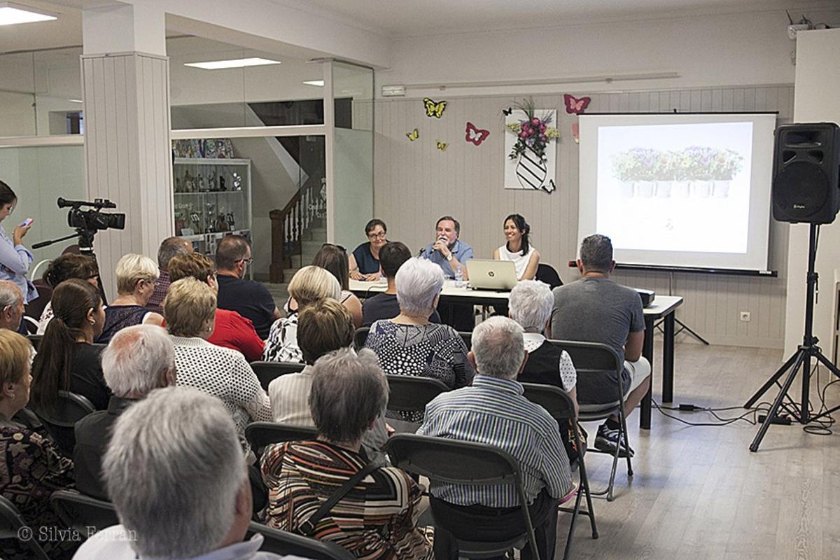 presentacio-parets-amb-flors-a-ca-noms presentacio-parets-amb-flors-a-ca-noms