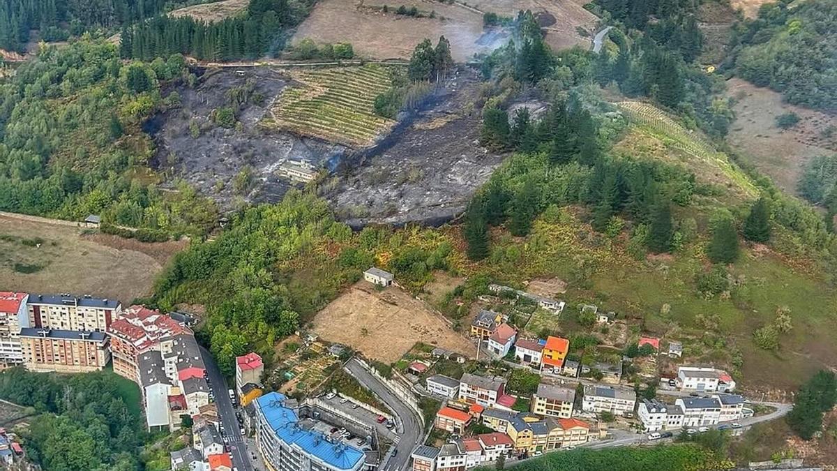 El incendio de la zona de Moure con la viña en el centro.