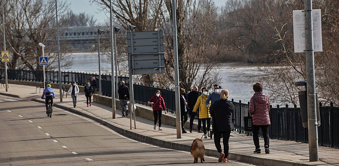 Paseantes por la avenida del Mengue, con el paseo bajo el puente cortado. | Emilio Fraile