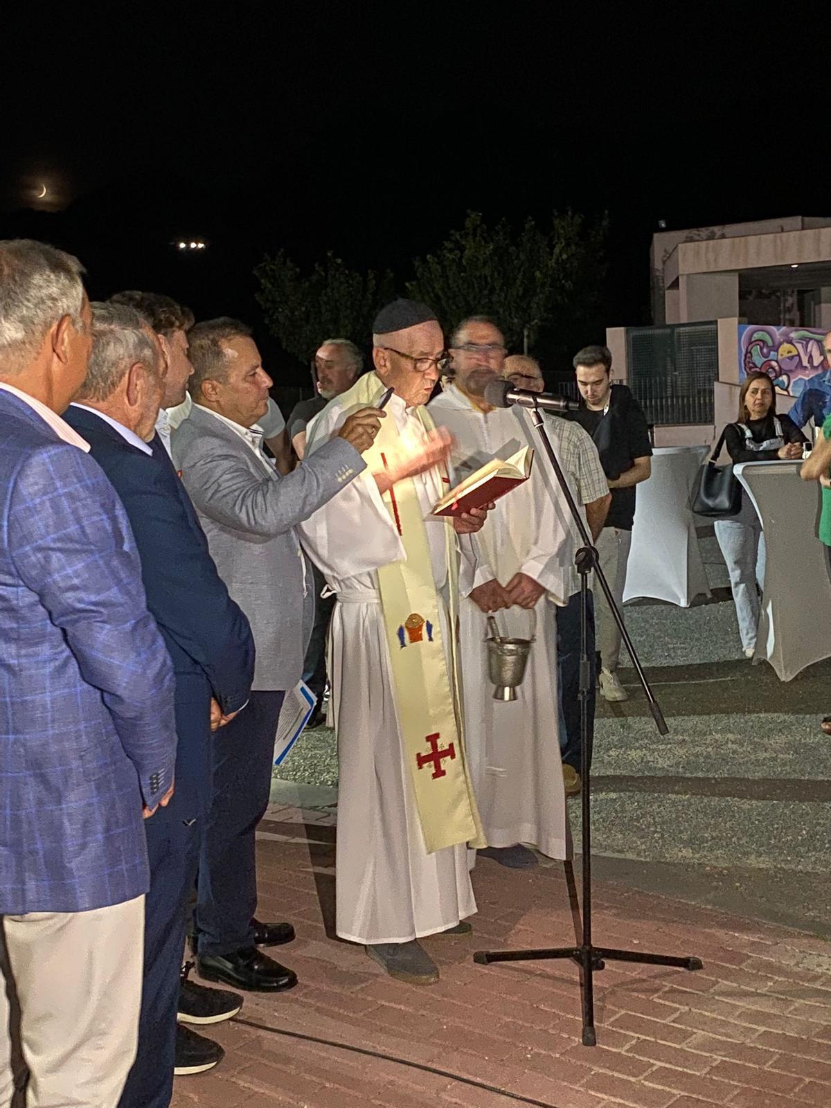 Bendición del pabellón a cargo del sacerdote Dimas Ortega.