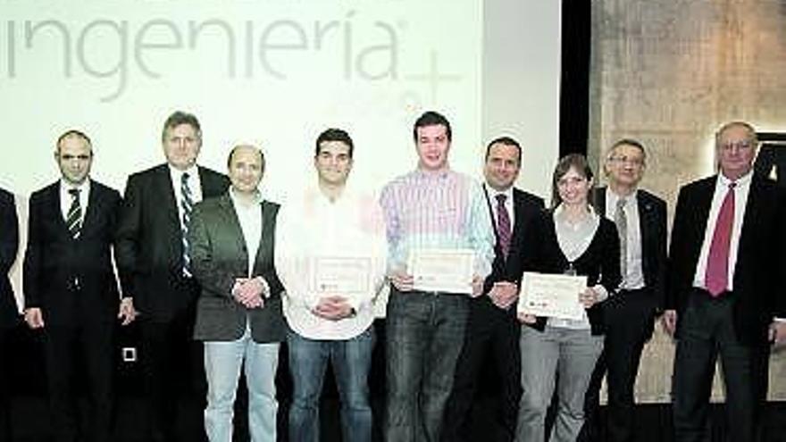 En el centro, con los diplomas, Carlos Cuesta, Giovanni Fernández y Ayoa Fernández.