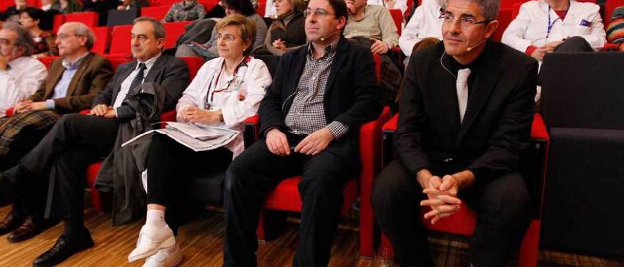 José Millán, a la derecha, y Amador Menéndez, a su lado, ayer, en el salón de actos del HUCA.