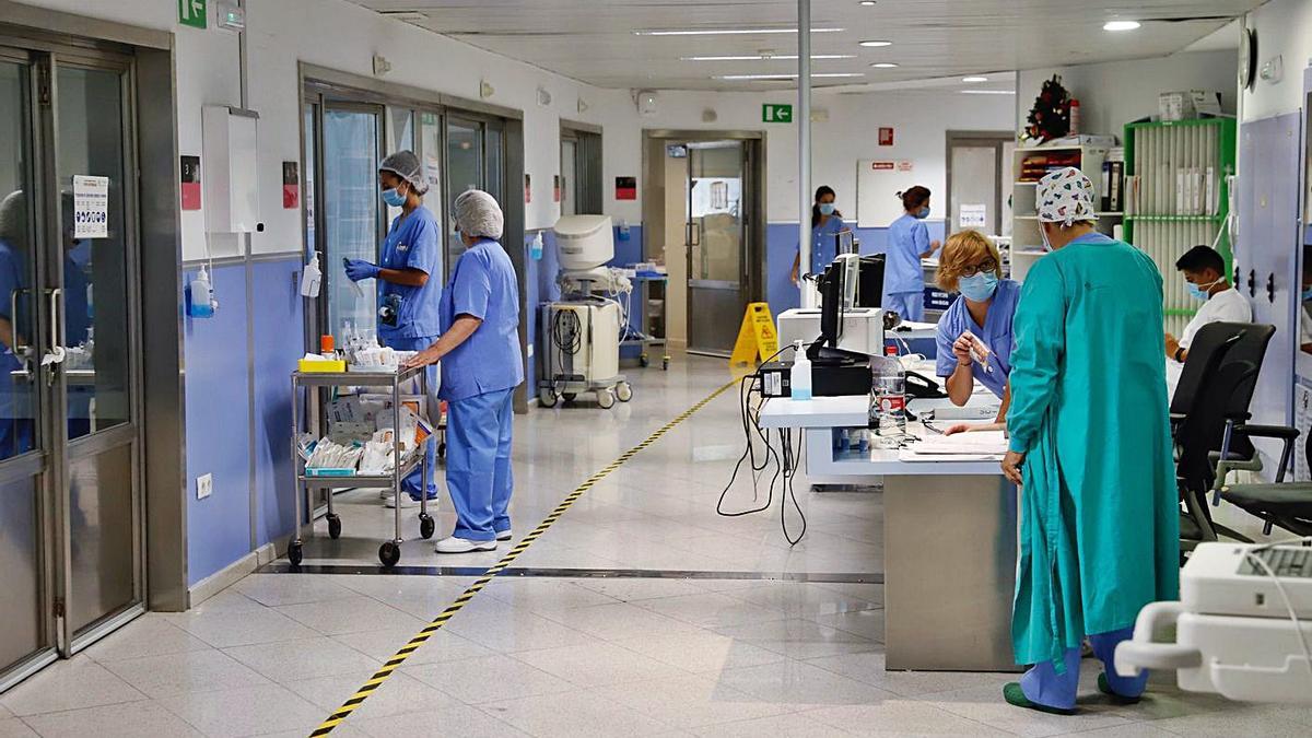 Sanitarios en la Unidad de Cuidados Intensivos (UCI) del Hospital Reina Sofía de Murcia. | JUAN CARLOS CAVAL