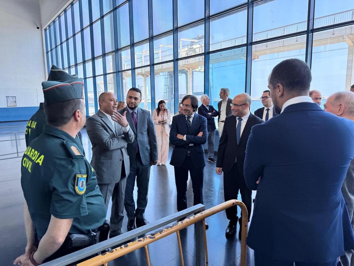 Los representantes argelinos con Luis Rodríguez visitando el paso fronterizo del puerto.