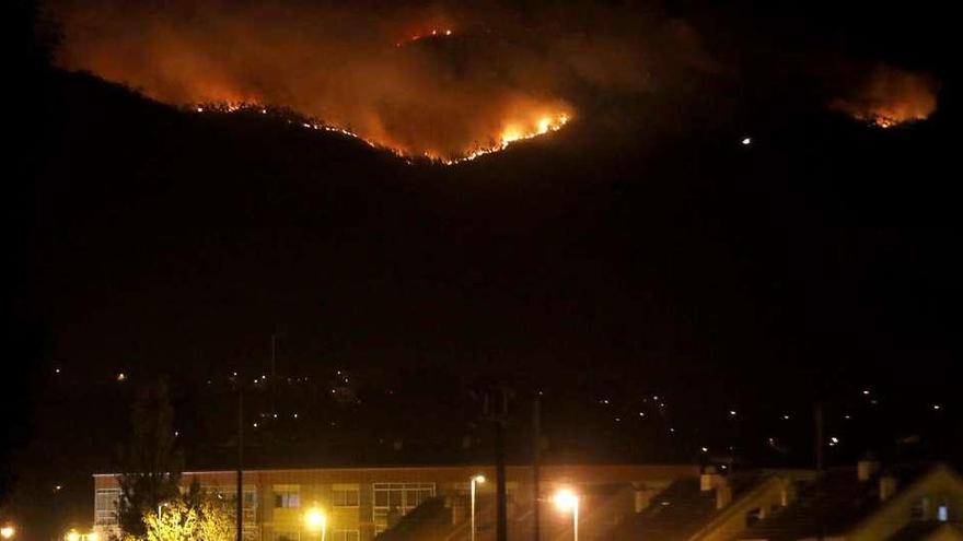 El fuego, anoche, en la zona afectada del municipio de Gondomar. // José Lores