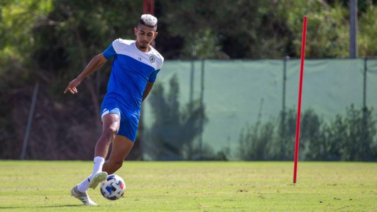 César Moreno en un entrenamiento con el Hércules