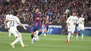 Barcelona. 10.05.2026. Deportes. Un operario retira el cristal del tintado de la ventana de uno de los autocares antes del ‘clásico’ de liga entre ambos equipos. Fotografía de Jordi Cotrina