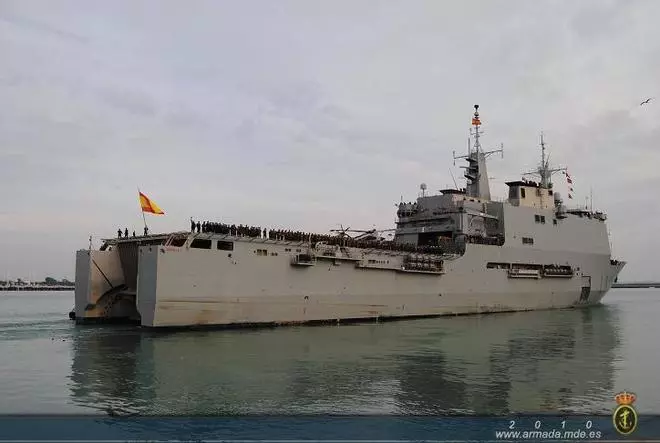 La Armada trasladará por mar a agricultores a sus plantaciones plataneras aisladas por el volcán en La Palma