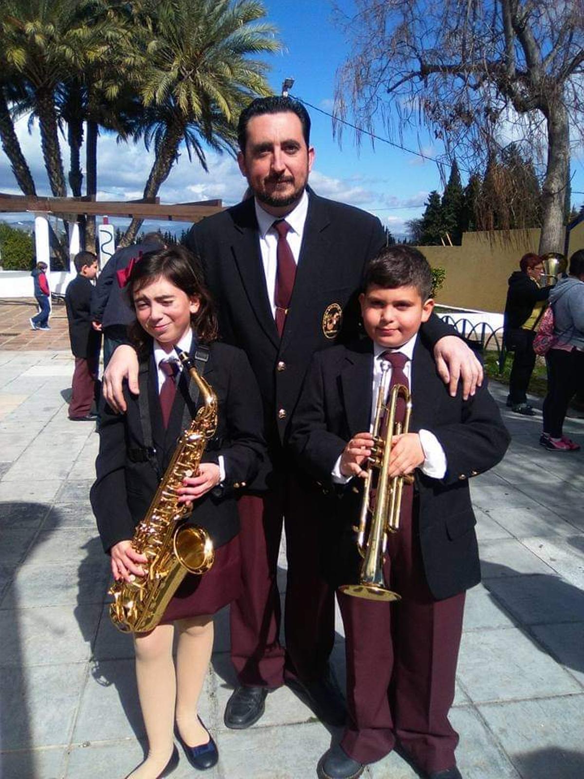 Acompañado por sus hijos, Cristina y Antonio, en la banda de música de Churriana.