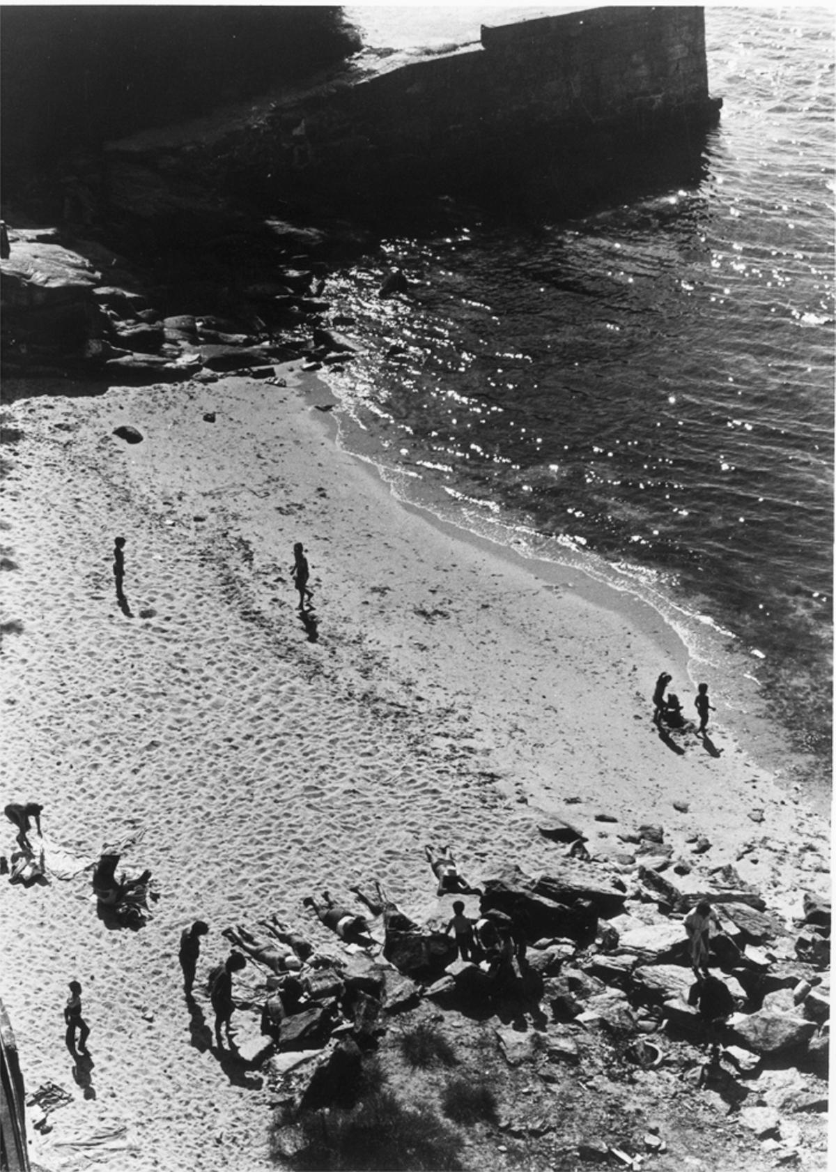 Playa en Bouzas junto a la antigua fábrica de Valcárcel, al pie del actual paseo, en 1997.