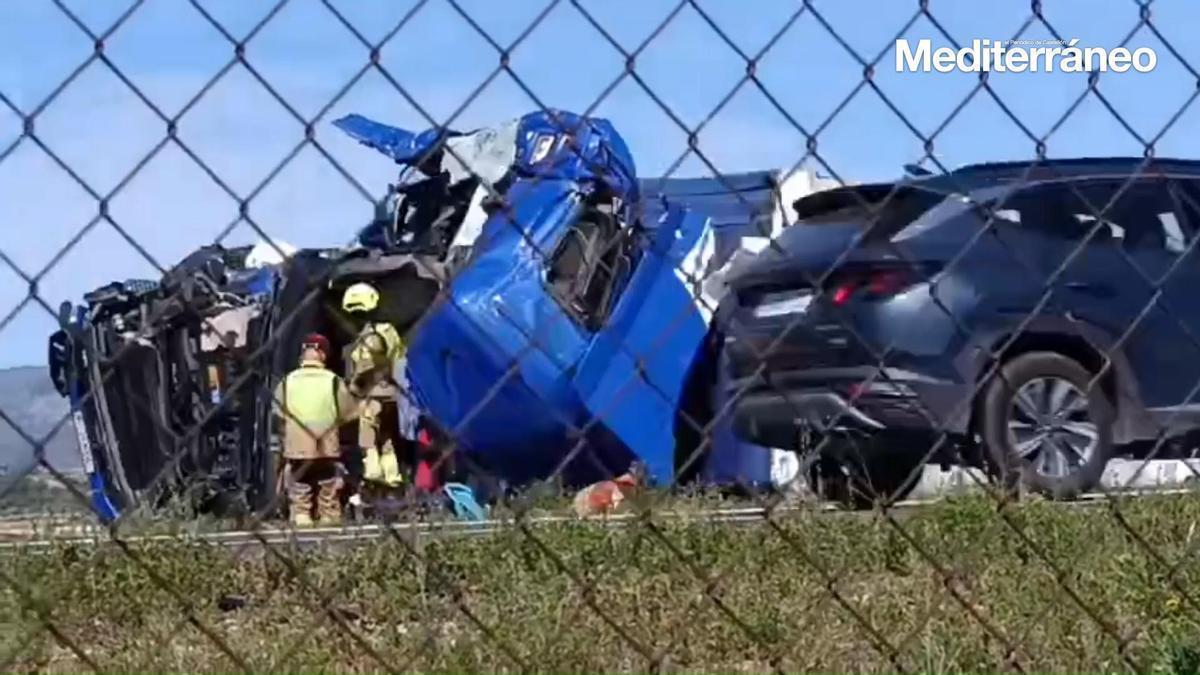 Graves retenciones en la AP-7 por el vuelco de un camión