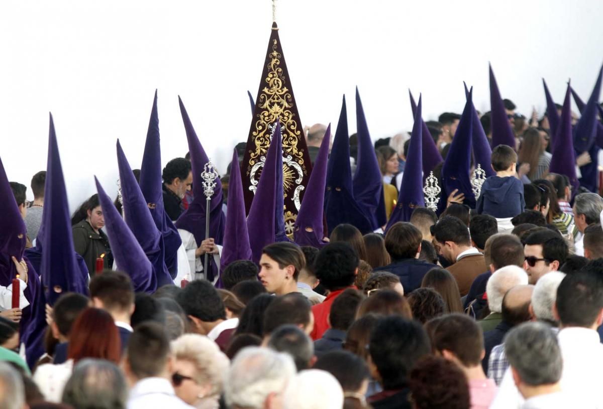 La cofradía de la Sangre enseña su caminar clásico