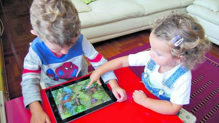 Dos niños juegan con una tablet.  | | LP/DLP