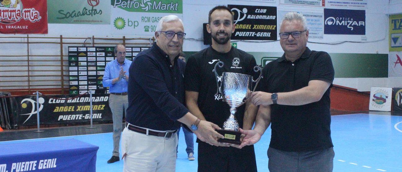 José Cuenca recoge el trofeo de manos del alcalde de Puente Genil y el presidente del club.