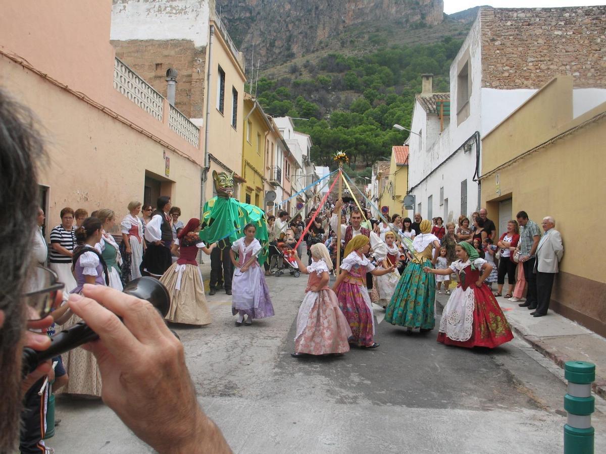 Vecinas de Tavernes de la Valldigna durante una exhibición de bailes populares.