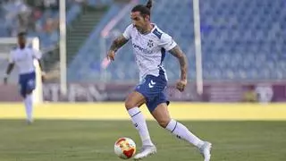 El jugador del CD Tenerife Marc Mateu vuelve de Alicante con diagnóstico y tratamiento actualizados