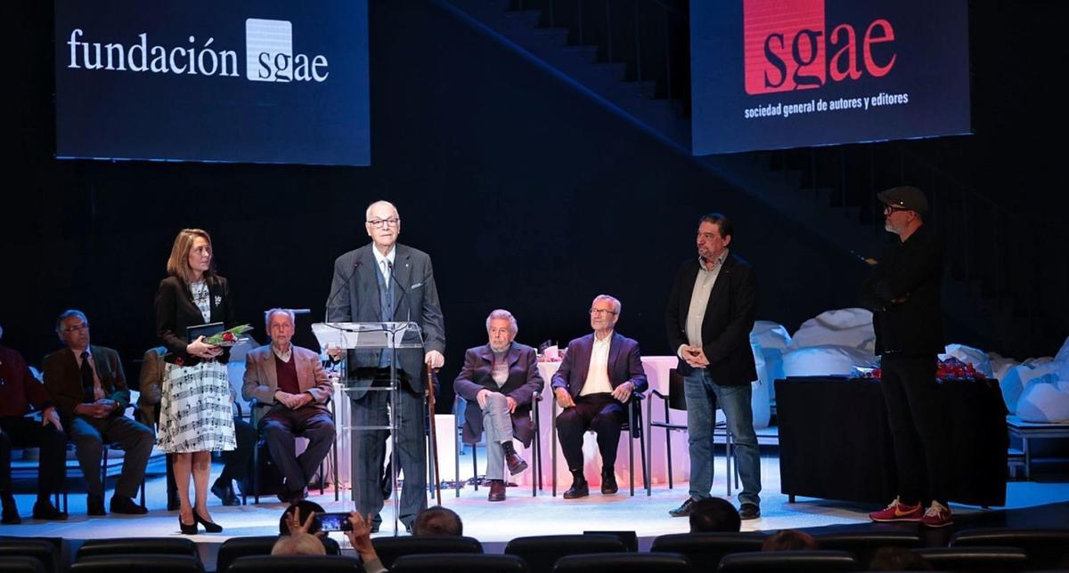 Elfidio Alonso recoge su reconocimiento durante la gala en el Espacio La Granja de Santa Cruz de Tenerife, ayer. | | MARÍA PISACA
