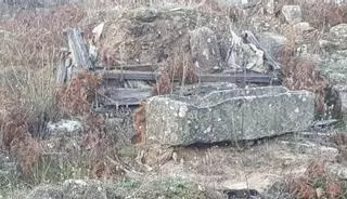 El abandono y los últimos sabotajes y saqueos agudizan el deplorable estado de Adro Vello