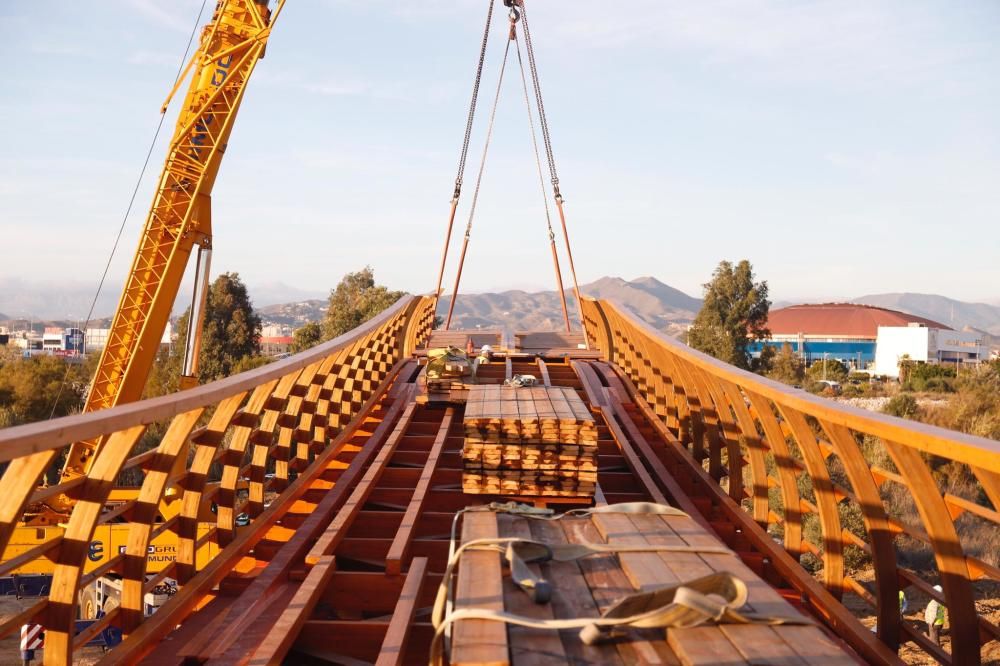 Comienzan a instalar la nueva pasarela de madera del Guadalhorce