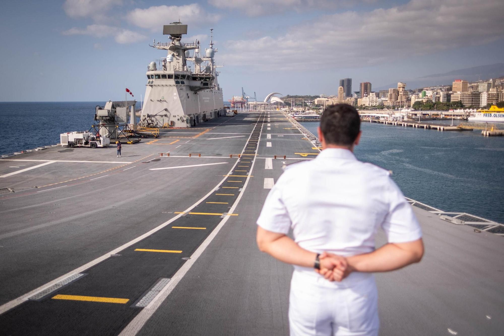 Visita al buque de guerra 'Juan Carlos I'