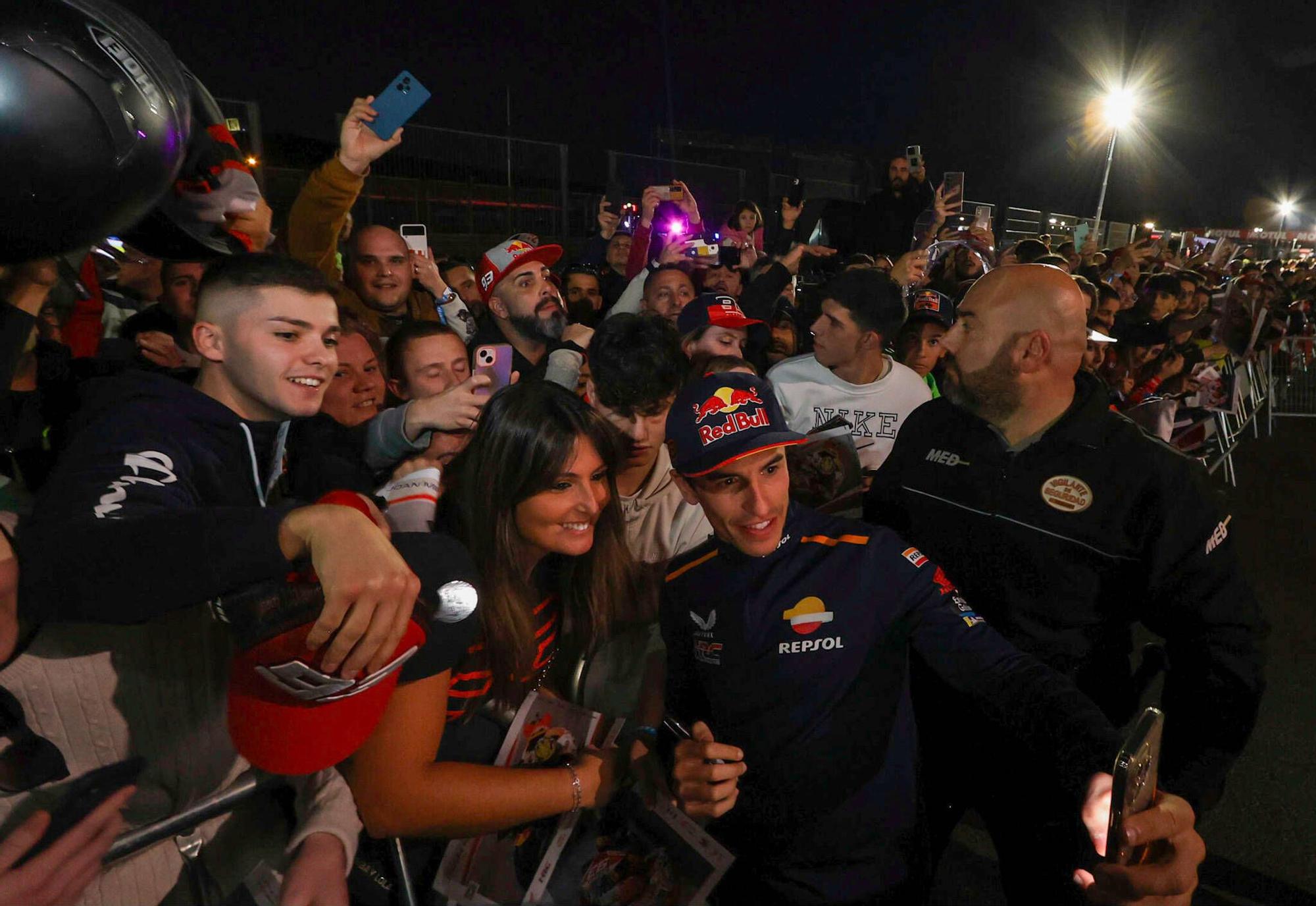 Más de 2.000 aficionados disfrutan del pitwalk con Marc Márquez y los pilotos de MotoGP