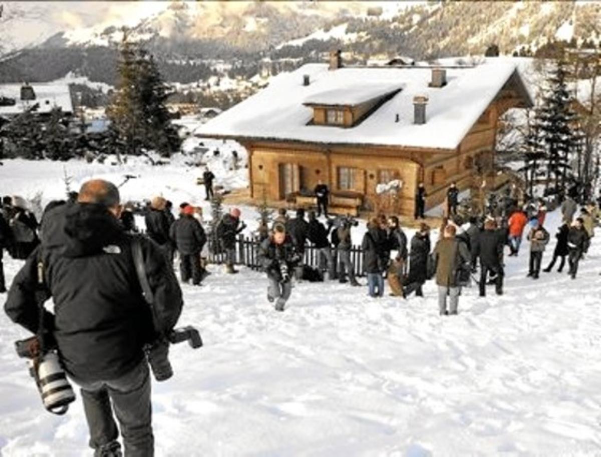 Els paparazzis, ahir, envolten el xalet de Gstaad, on està reclòs el cineasta.